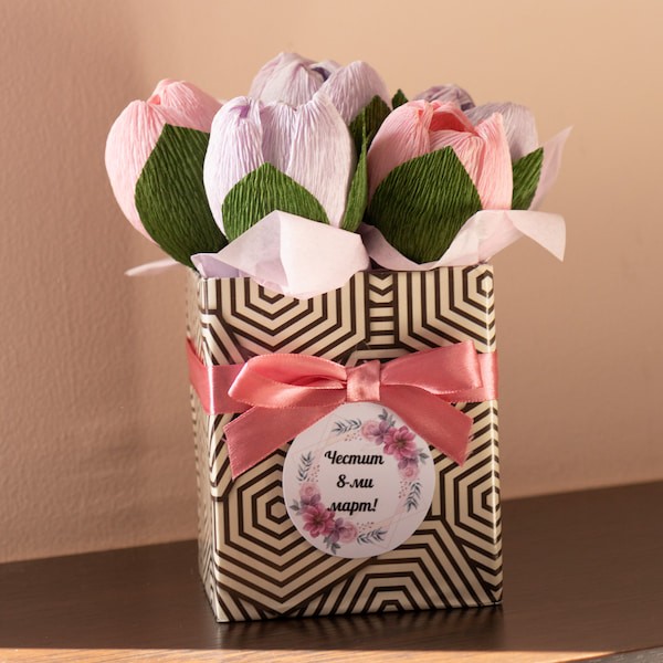 Букет с бонбонени цветя с кутия и картичка