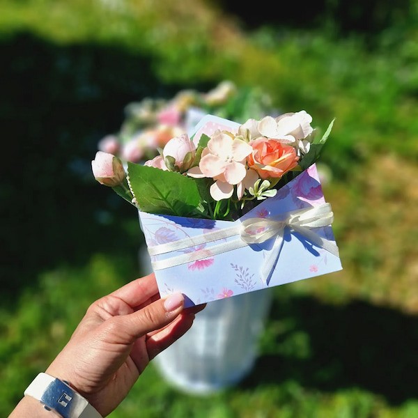Картичка с букет от цветя в зелено за идея за подарък