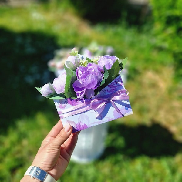 Кутия с цветя в лилаво във формата на плик за подарък за рожден ден