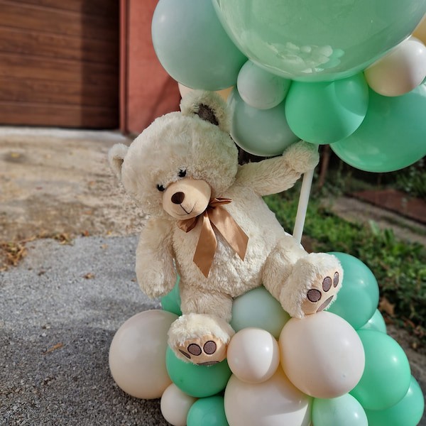 Мече с балони за подарък за изписване на бебе