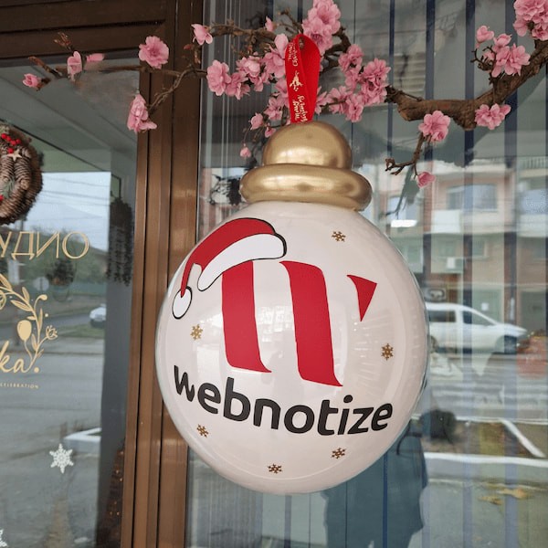 Коледна топка от балони с лого