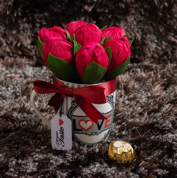 Букет от бонбонени цветя в чаша за Свети Валентин