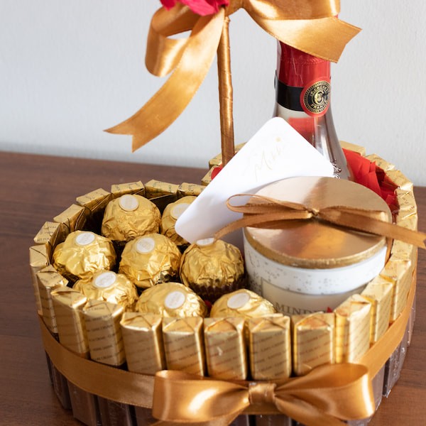 Кутия с бонбони, вино и свещ за подарък за жена за Свети Валентин