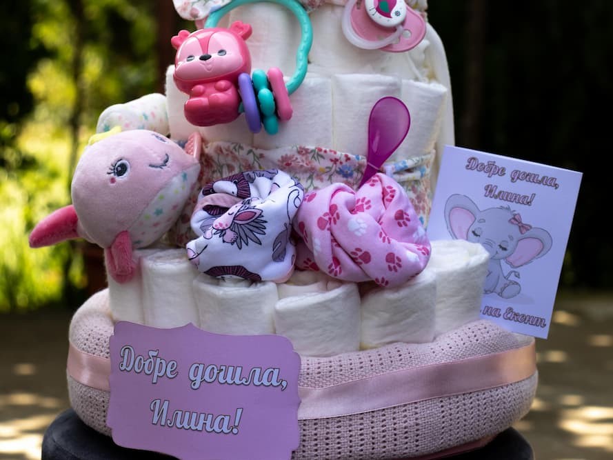 Торта от памперси - подарък за погача или изписване на бебе