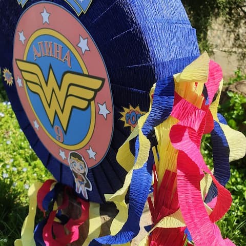 Пинята за рожден ден на момиче с име и герой Wonder Woman