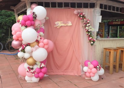 Арка от балони и цветя за рожден ден