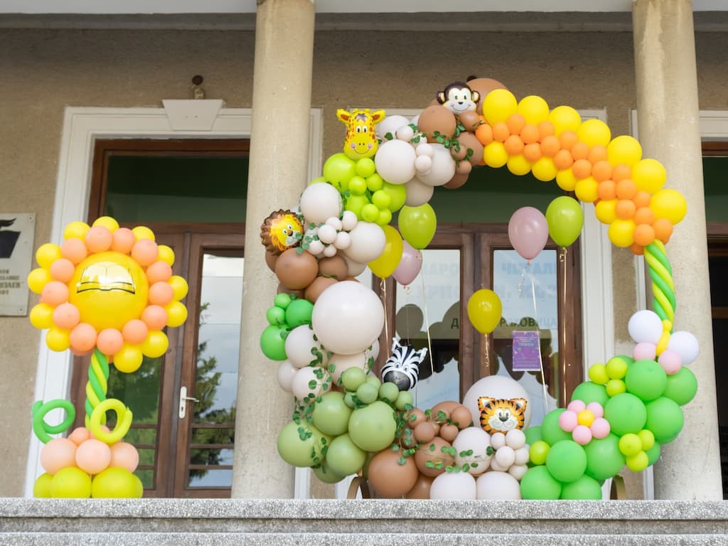 Арка от балони с животни и цветя за детски рожден ден