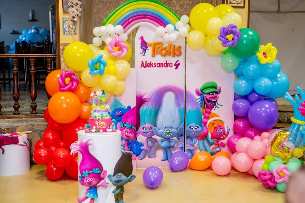 Декорация на детски рожден ден с балони и дъга на тема тролчетата