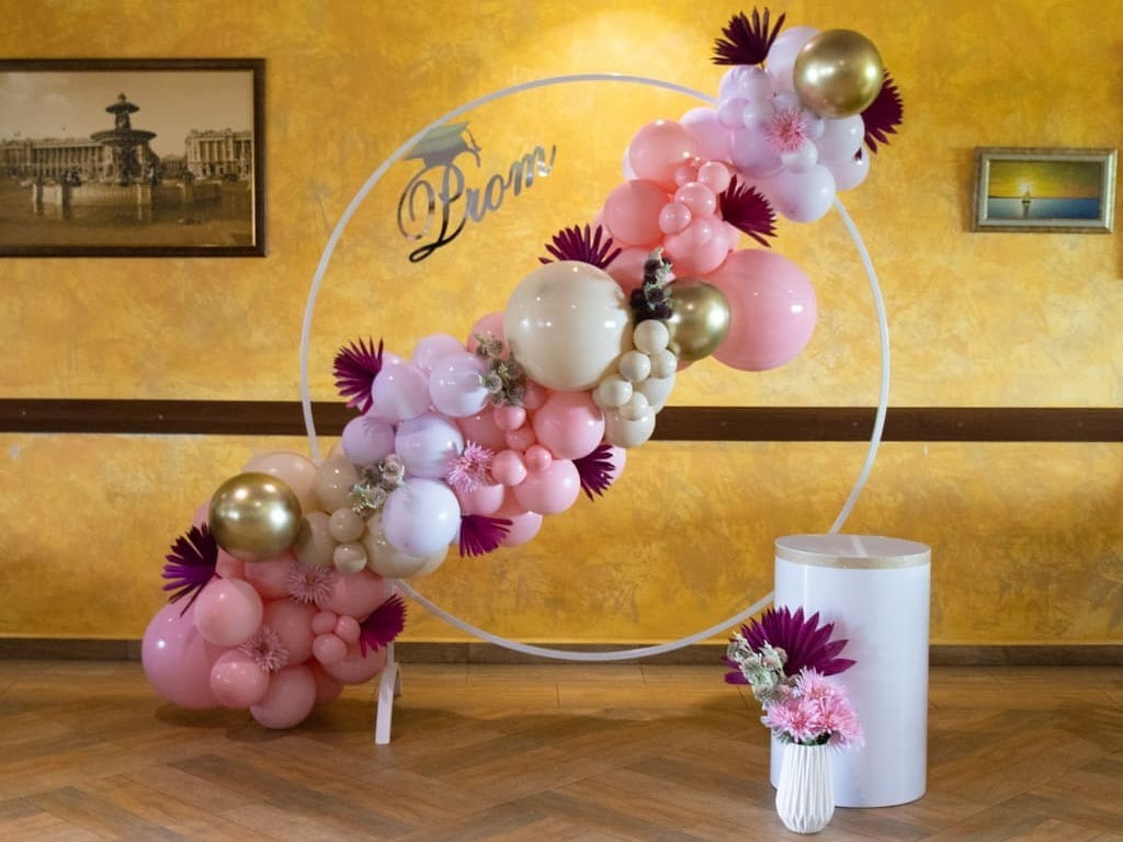 Украса за бал за момиче с арка от балони