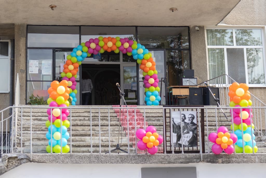 Декорация с балони за пъви учебен ден