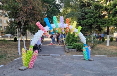 Арка от балони за първи учебен ден с моливчета