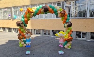 Арка от балони с животни и марионетки от балони за училищен празник