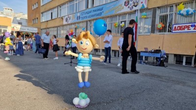 Фигура на момче от балони за украса на първи учебен ден