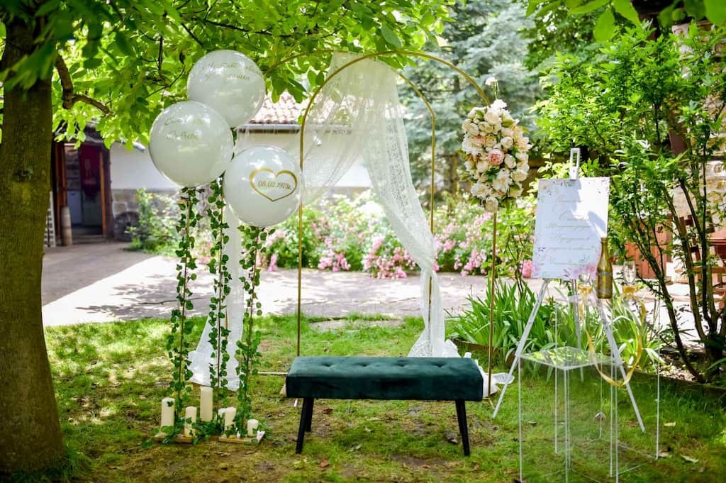 Украса с арка и цветя за годишнина от сватба